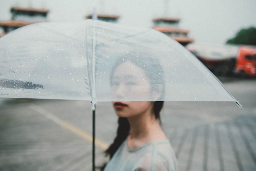 盯着拾荒老人不放，是怜悯？还是想遮羞？